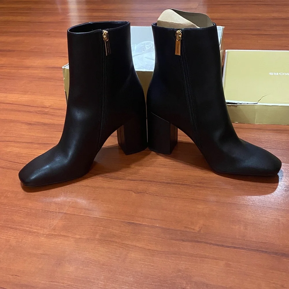 BRAND NEW Michael Kors Black Leather hazel flex bootie
